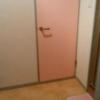 ホテルたかしま(荒川区/ラブホテル)の写真『305号室・玄関から正面を撮影(ピンク色の扉はトイレ、右側が浴室、見切れているが左に部屋の扉)』by オレの地雷を越えてゆけ！