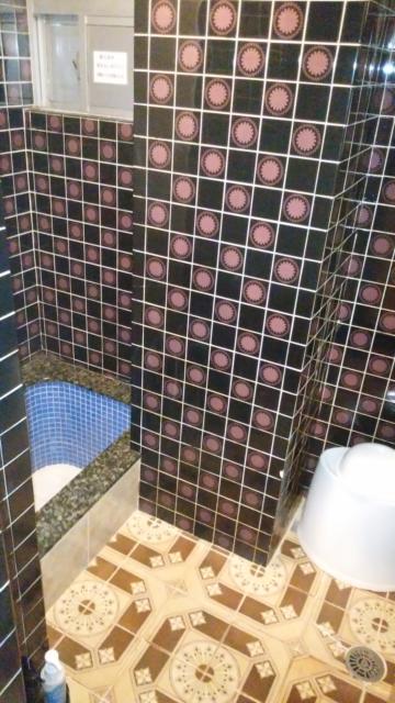 ホテルたかしま(荒川区/ラブホテル)の写真『305号室・浴室(やはり？タイル張り！湯船は狭い。でも、大きめのスケベ椅子があったりする❤)』by オレの地雷を越えてゆけ！