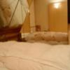 ホテルたかしま(荒川区/ラブホテル)の写真『305号室・ソファーから見た左方向を撮影(テレビのエロ画面の一部と鏡張りの部分。ベッドを横に使ったバック素股がオススメ❤)』by オレの地雷を越えてゆけ！