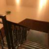 ホテル JD(浜松市/ラブホテル)の写真『広めの階段を使って2Fへ。登と下りで別の階段を使用』by ま〜も〜る〜
