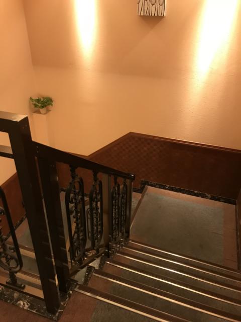 ホテル JD(浜松市/ラブホテル)の写真『広めの階段を使って2Fへ。登と下りで別の階段を使用』by ま〜も〜る〜
