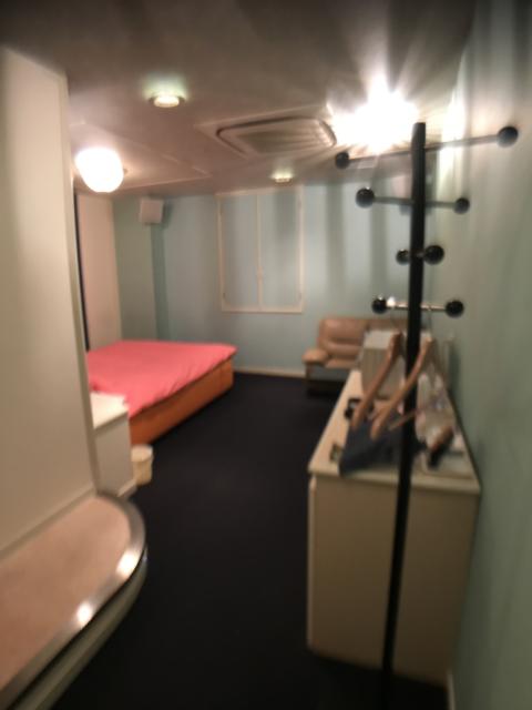 ホテル JD(浜松市/ラブホテル)の写真『205号室 入り口からベッドルーム方向』by ま〜も〜る〜