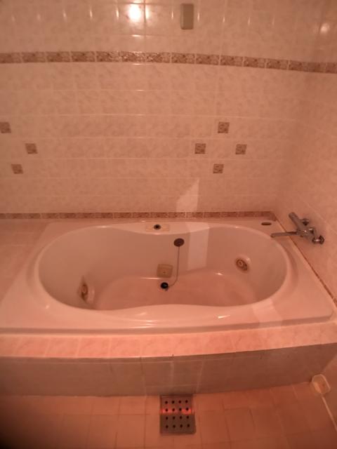 ホテル JD(浜松市/ラブホテル)の写真『205号室 浴槽 8の字のように真ん中がくびれているのでイチャイチャしにくい。』by ま〜も〜る〜