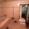 ホテル JD(浜松市/ラブホテル)の写真『205号室 シャワー。浴室奥から撮影』by ま〜も〜る〜