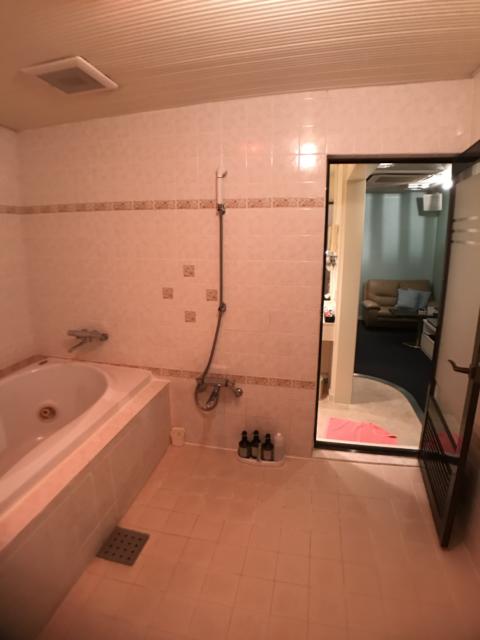 ホテル JD(浜松市/ラブホテル)の写真『205号室 シャワー。浴室奥から撮影』by ま〜も〜る〜