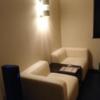 BIX（ビックス）(品川区/ラブホテル)の写真『508号室 ベッドの横に1人掛けのソファーが2つ。真ん中にテーブル。ソファーの横に空気清浄機』by なめろう