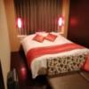 ホテル ニューヨーク(横浜市鶴見区/ラブホテル)の写真『202号室利用。ベッドです。コンパクトな部屋ですが、お洒落でした。』by キジ