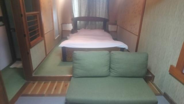 ホテルさくら 富里(富里市/ラブホテル)の写真『113号室　ベッド  と　ソファー』by かーたー