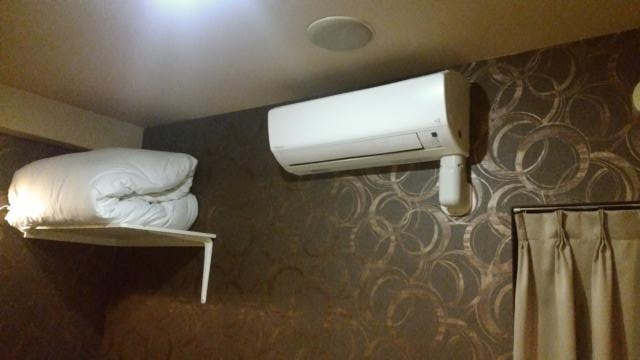 HOTEL Fine(ファイン)(新宿区/ラブホテル)の写真『205号室エアコンと布団』by 上戸 信二