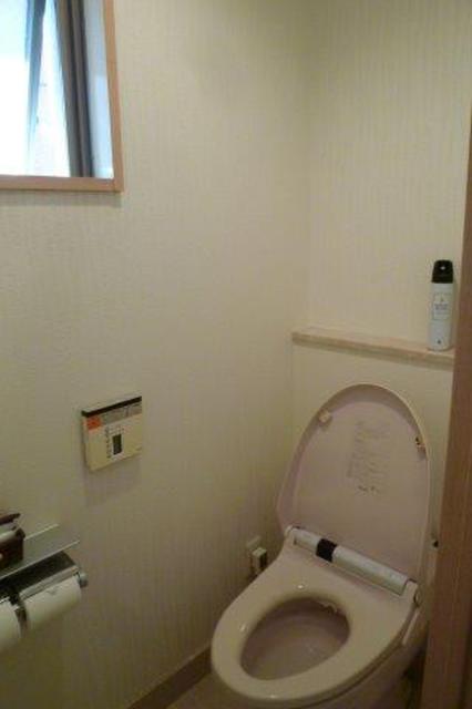 エンペラータワー石庭(新宿区/ラブホテル)の写真『302号室（トイレ。消臭スプレーあり）』by 格付屋