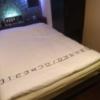 HOTEL EMERALD（エメラルド）(品川区/ラブホテル)の写真『202号室（ベッド幅は130センチ型枠なし。やや小さめですね）』by 格付屋