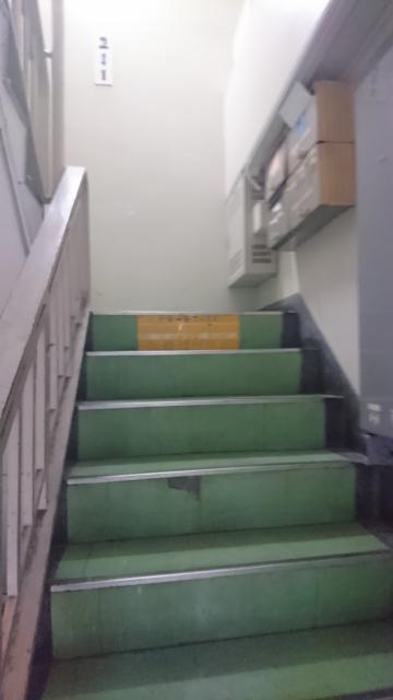 レンタルルーム ドリームセブン(千代田区/ラブホテル)の写真『入り口までの階段 １Ｆすぐ』by momomo