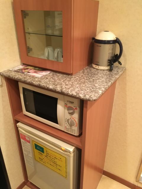 ホテル ピュア(大田区/ラブホテル)の写真『403号室 入ってすぐ左手にある、冷蔵庫 コップ棚 ケトル』by 林 寅之助