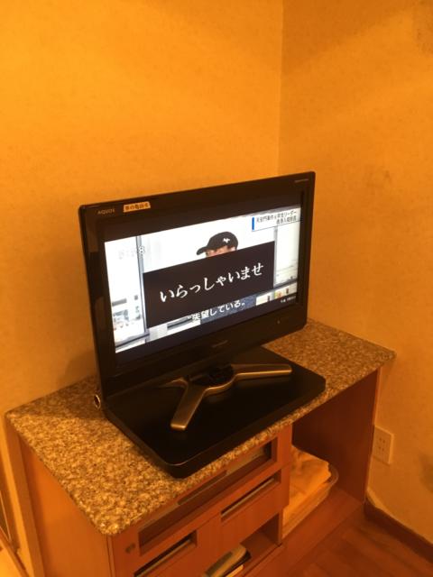 ホテル ピュア(大田区/ラブホテル)の写真『403号室 テレビ』by 林 寅之助