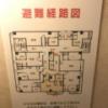 ホテル ティファナイン(横浜市南区/ラブホテル)の写真『(403号室)避難経路図。入り口入ってすぐのところにありました。』by こーめー