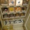 HOTEL PROUD（プラウド）(新宿区/ラブホテル)の写真『801号室（自販の下が持込み冷蔵庫40センチ弱幅）』by 格付屋