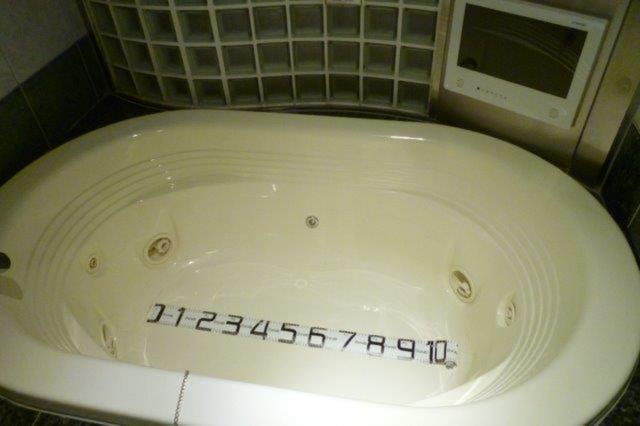HOTEL PROUD（プラウド）(新宿区/ラブホテル)の写真『801号室（浴槽約110センチ（ペットボトル5本＋α）』by 格付屋