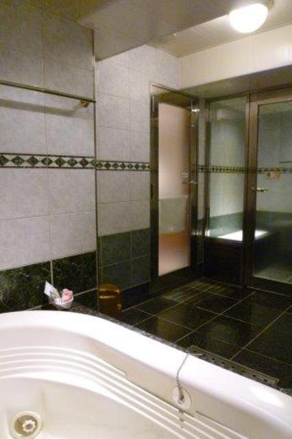 HOTEL PROUD（プラウド）(新宿区/ラブホテル)の写真『801号室（浴室奥から入口方向）』by 格付屋