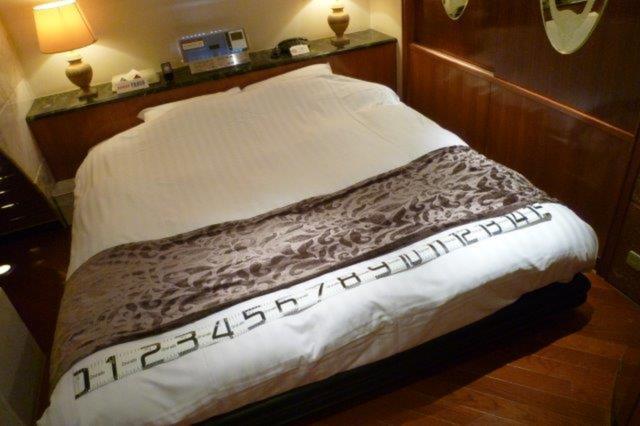 HOTEL PROUD（プラウド）(新宿区/ラブホテル)の写真『801号室（ベッド幅160センチ）』by 格付屋