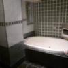 HOTEL PROUD（プラウド）(新宿区/ラブホテル)の写真『801号室（浴室入口から）』by 格付屋