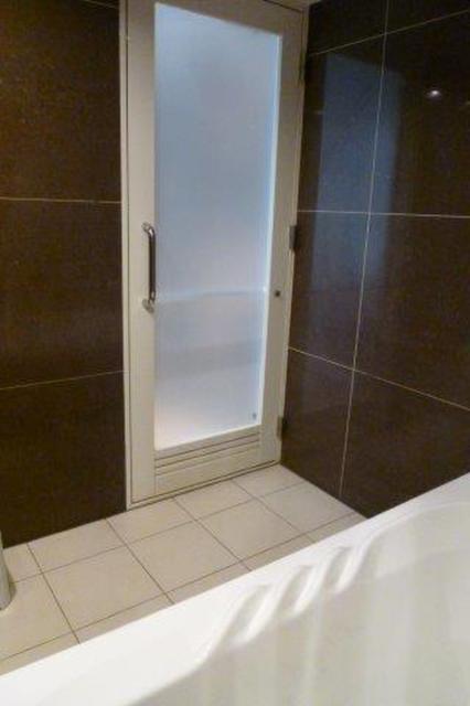 ホテルモアナ(新宿区/ラブホテル)の写真『305号室（浴室奥から）』by 格付屋