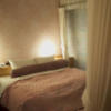 ホテル パルティノン(川崎市川崎区/ラブホテル)の写真『1002号室　ベッドルーム　「花が置かれていたりして可愛らしい」と好評でした』by とんがり帽子