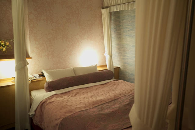 ホテル パルティノン(川崎市川崎区/ラブホテル)の写真『1002号室　ベッドルーム　「花が置かれていたりして可愛らしい」と好評でした』by とんがり帽子