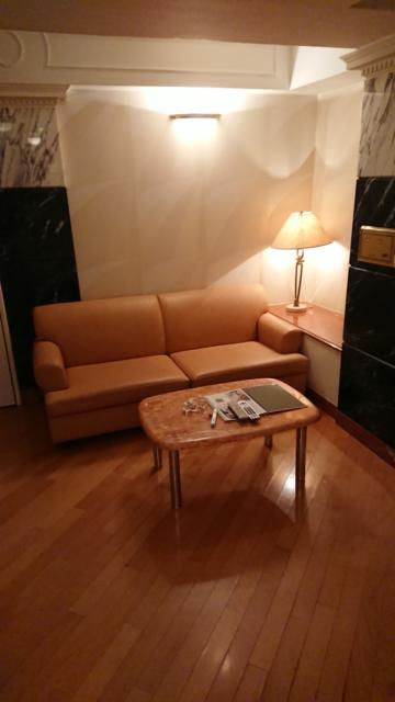 ブロンモード新宿(新宿区/ラブホテル)の写真『907号室、ソファーとテーブル』by ビデ三郎