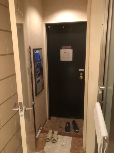 XO新宿(新宿区/ラブホテル)の写真『203号室中から』by こういち