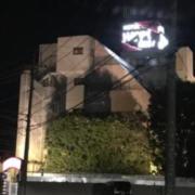 ホテルハッピーキッス(昭和町/ラブホテル)の写真『夜の外観』by まさおJリーグカレーよ