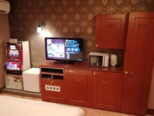 ニュー京浜(横浜市保土ケ谷区/ラブホテル)の写真『54号室利用。TV周りはこんなです。』by キジ