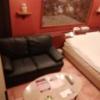 ニュー京浜(横浜市保土ケ谷区/ラブホテル)の写真『54号室利用。ソファーとテーブルです。』by キジ