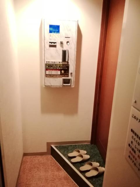 ニュー京浜(横浜市保土ケ谷区/ラブホテル)の写真『54号室利用。玄関の内側には自動精算機。』by キジ
