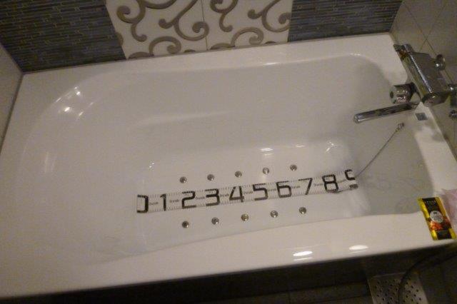 ホテルモアナ(新宿区/ラブホテル)の写真『506号室（浴槽。ジャグジー幅90センチ。ゆるやかな片側台形のため二人で入れます）』by 格付屋