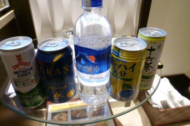 ホテルモアナ(新宿区/ラブホテル)の写真『506号室（冷蔵庫に冷えている無料ドリンク5本。アルコールもあります）』by 格付屋