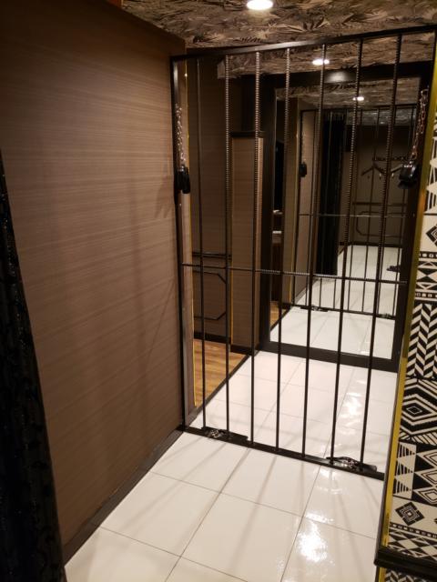 HOTEL LX 諏訪（レックス)(諏訪市/ラブホテル)の写真『203（VIP）カーテンの向こう側。鉄格子と手枷足枷。奥には鏡。』by 折口 直公