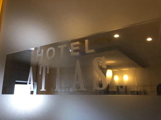 ホテル ATLAS(アトラス)(新宿区/ラブホテル)の写真『402号室、お風呂のドア、ロゴ』by なんでここに…！？