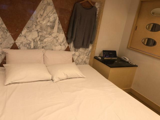 ホテル ATLAS(アトラス)(新宿区/ラブホテル)の写真『402号室、ベッド』by なんでここに…！？