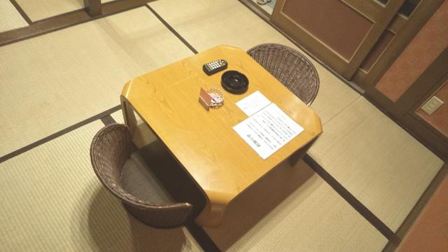 ホテル ハニー(江戸川区/ラブホテル)の写真『201号室のちゃぶ台と座椅子』by たけのこ