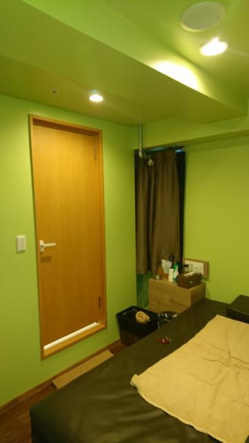 マンゴスチンホテル(町田市/ラブホテル)の写真『No.502 ベッド・備品・浴室とトイレのドア』by まづないこと