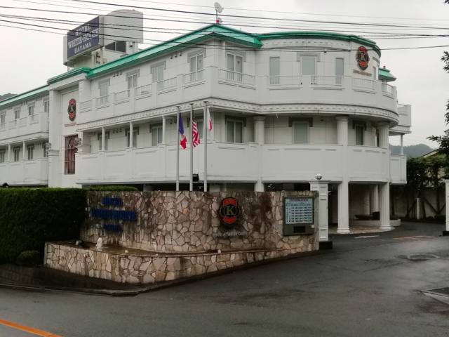 ホテル ホワイトハウス葉山(葉山町/ラブホテル)の写真『昼の外観と入口です。』by キジ