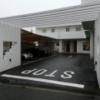 フェスタ横須賀(横須賀市/ラブホテル)の写真『裏側の入口からの駐車場です。』by キジ