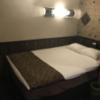 池袋グランドホテル(豊島区/ラブホテル)の写真『(403号室)ベッド。広めでしたゆったりと使えます。』by こーめー
