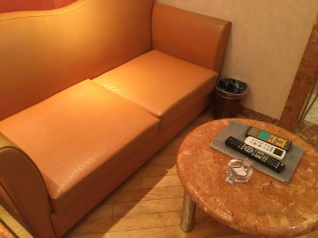XO新宿(新宿区/ラブホテル)の写真『302号室 テーブル、ソファ』by ACB48