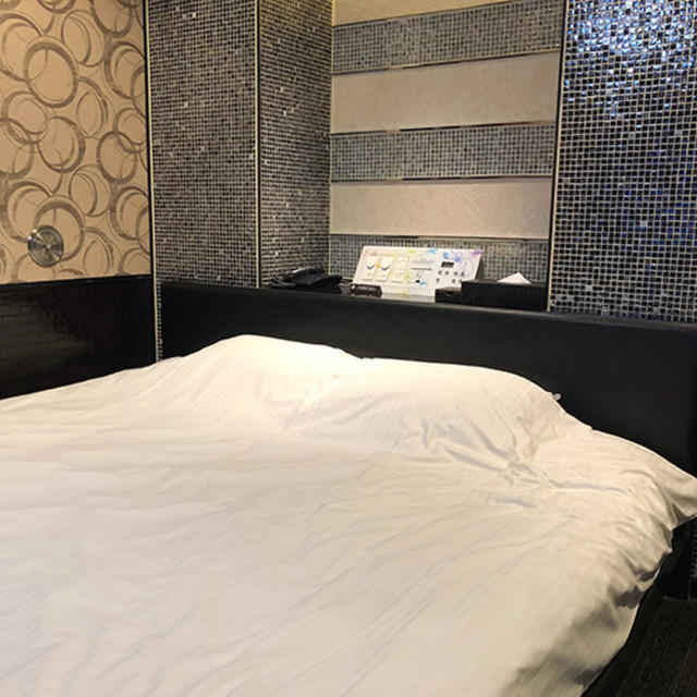 HOTEL GARNET（ガーネット)(千葉市中央区/ラブホテル)の写真『701号室、ベッド周り1』by なんでここに…！？