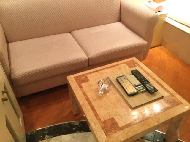 XO新宿(新宿区/ラブホテル)の写真『707号室  テーブル、ソファ』by ACB48