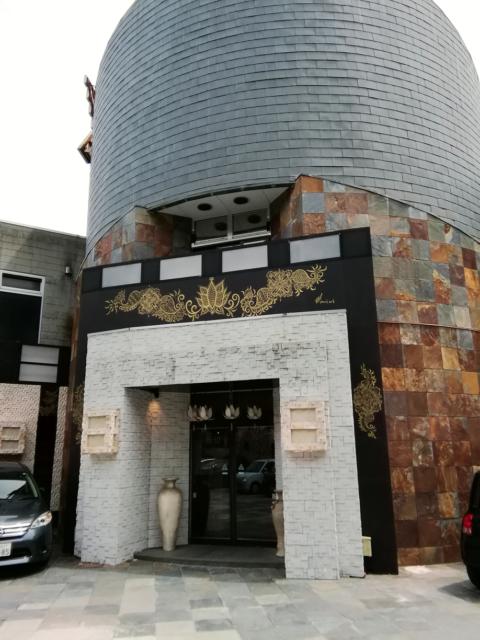 ホテルエックス　天空の風(小田原市/ラブホテル)の写真『207号室利用。ホテル内への入口です。タイ風なのか、宗教的な建物なのか微妙です。』by キジ