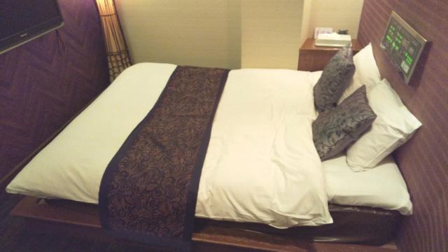 ホテル B-Girl(荒川区/ラブホテル)の写真『603号室のベッド』by たけのこ