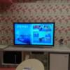 HOTEL ZERO(横浜市港北区/ラブホテル)の写真『503号室 テレビ、右下から持ち込み用冷蔵庫、食器類、レンジ、壁の上にエアコン』by なめろう