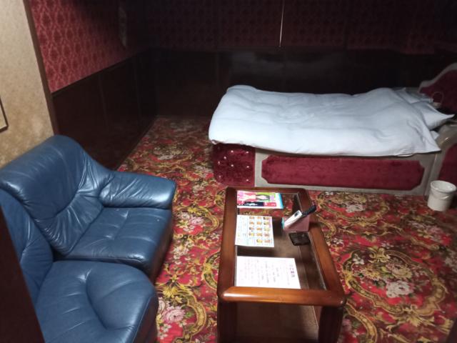 ホテルさくら 富里(富里市/ラブホテル)の写真『112号室　ベッドとソファー』by かーたー